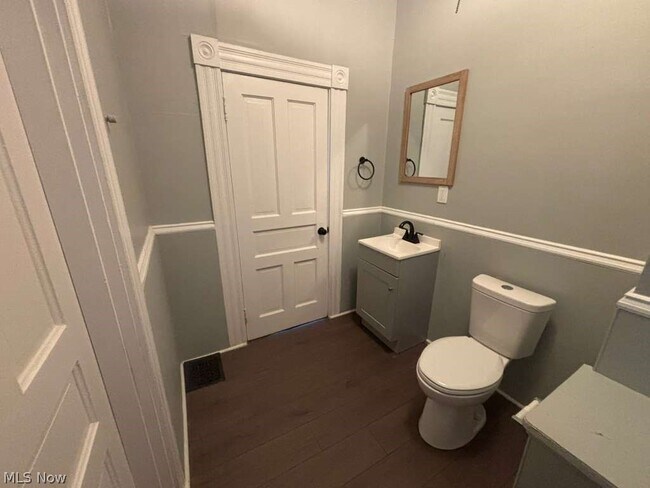 Building Photo - 237 N Lincoln St