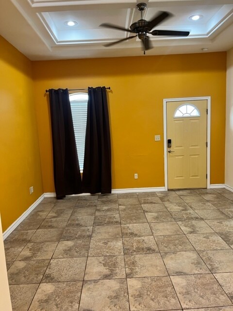 Living room Curtain and TV mount included - 12 Chaparral St