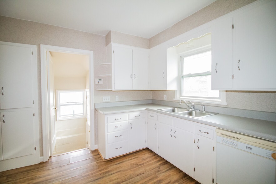 Building Photo - 4220 Caroline Ave