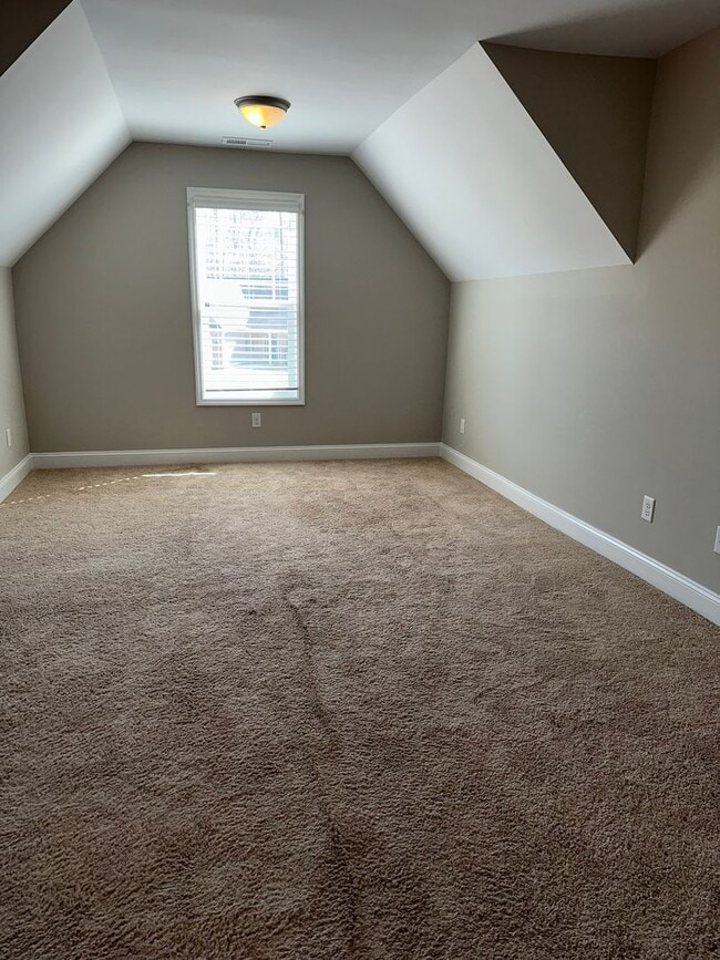 Building Photo - Large family home with fenced back yard in Satterfield Close to Cherry Point & New Bern