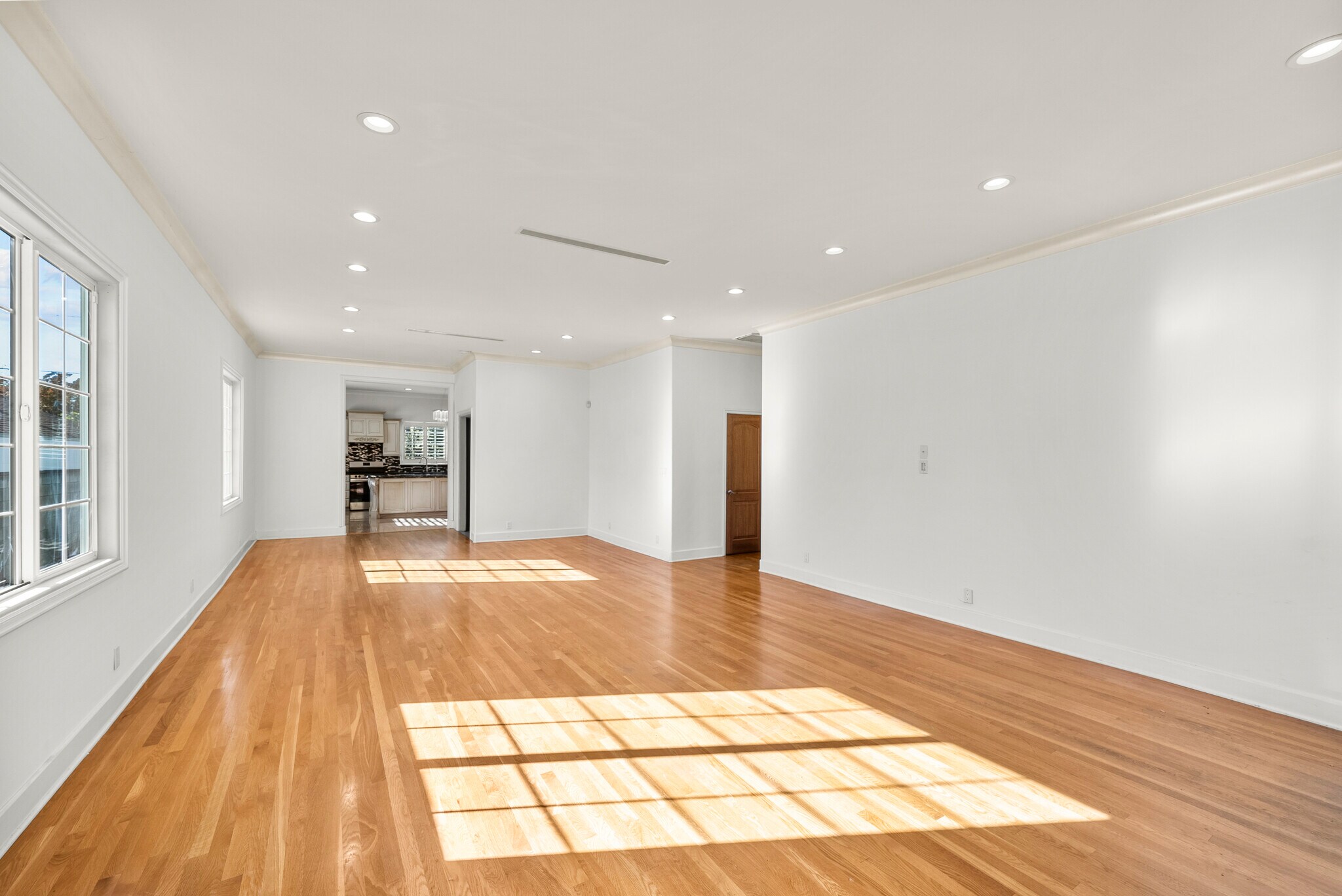 Building Photo - 6331 Simpson Ave