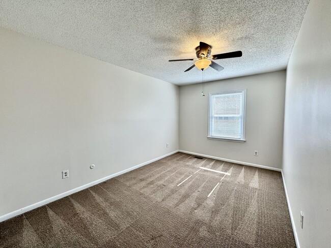 Building Photo - 3-Bedroom Townhome 03-25-26!! All Appliances Convey!! Excellent School Zones!!