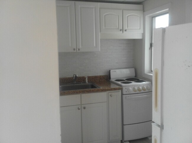 Kitchen - 119 Thames St