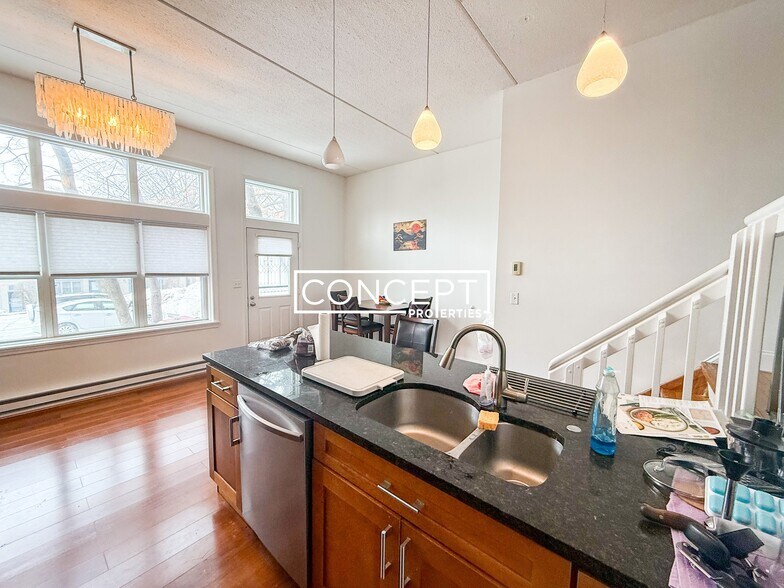 Building Photo - 22 Hayden St