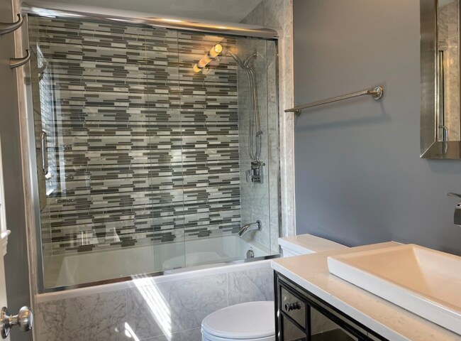 Building Photo - Spacious Townhouse - with parking!