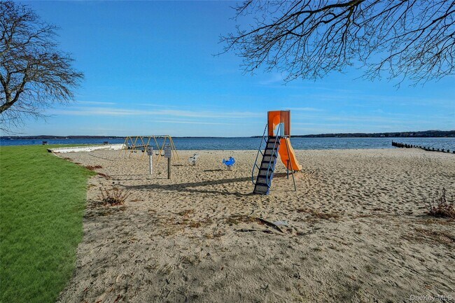 Building Photo - 425 Old Shipyard Ln