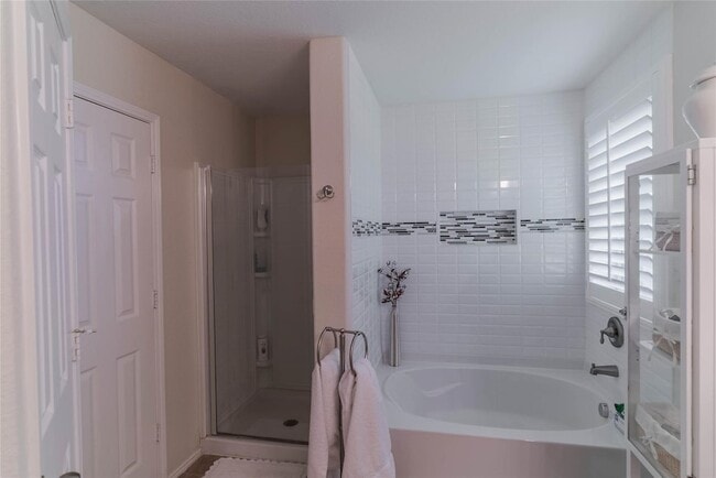 Building Photo - 1001 English Ivy Dr