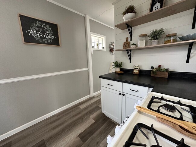 Building Photo - Spacious 2 bed, 1 bath home for rent in NE Waterloo available IMMEDIATELY .