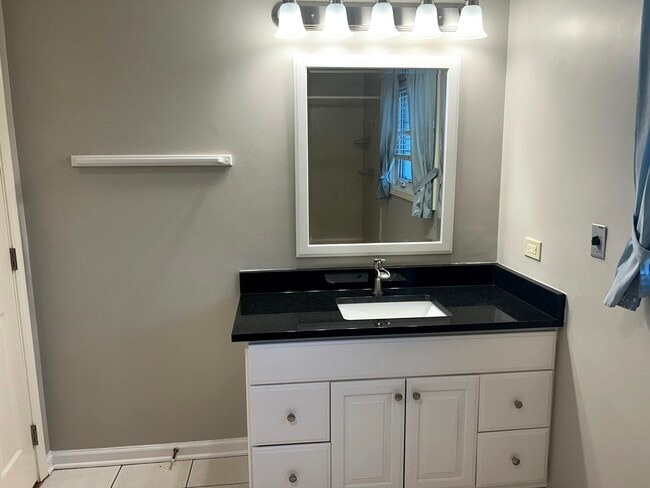 Building Photo - 1227 S Parkside Dr