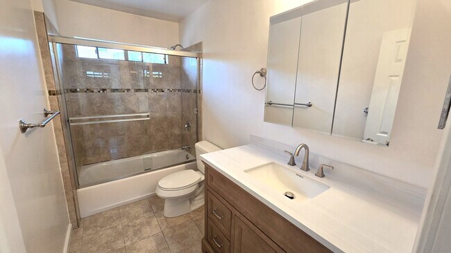 Building Photo - Lovely, 2Bd/2BA Single Story House: Large ...