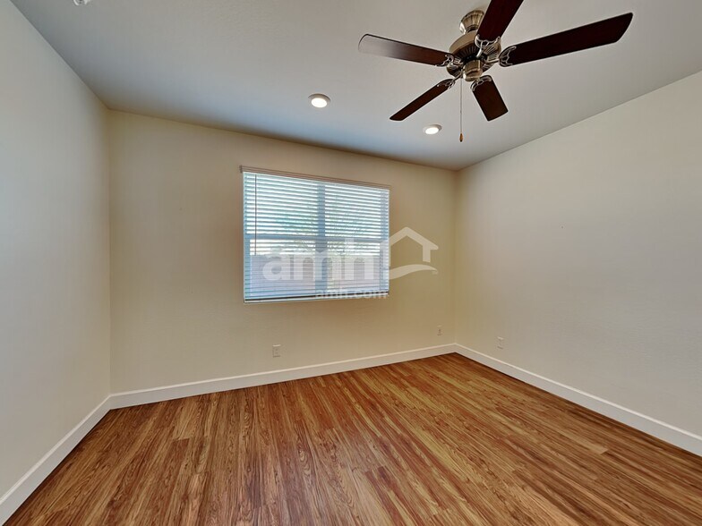 Building Photo - 5913 W Columbine Dr