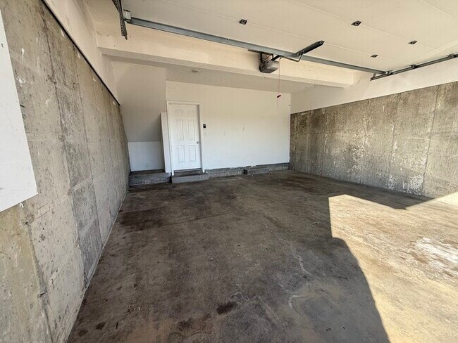Building Photo - Townhome