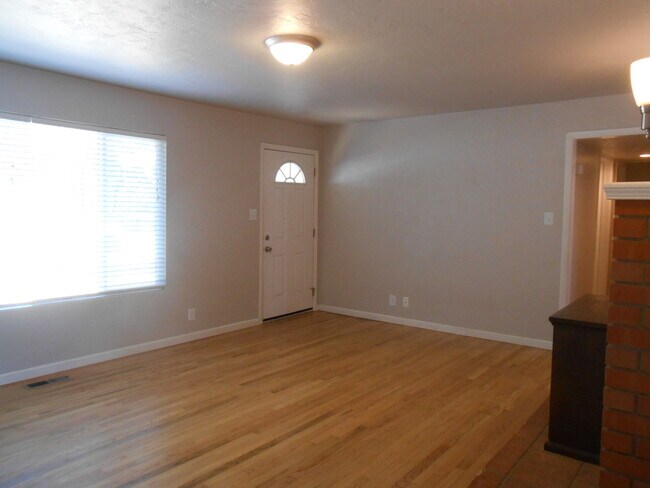 Building Photo - 3 Bedroom Home On Placer, Parking Pad Behi...