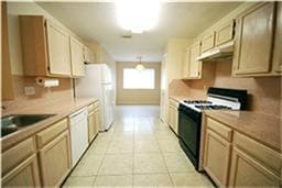 Building Photo - 15518 Town Green Dr