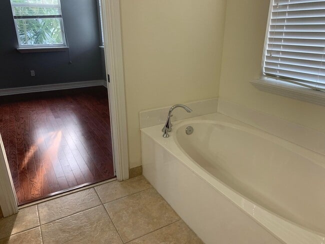 Building Photo - 105 E Coda Cir