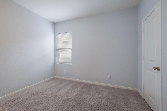 Building Photo - Ranch Style 3 Bed 2 Bath with Freshly painted and New Floors!