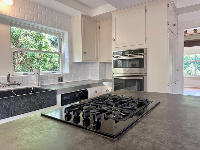 Building Photo - Meticulously Restored 1920s Craftsman on a Private, Hedged Lot | Pet Friendly!
