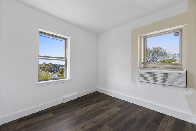 Building Photo - 0 bedroom in Chicago IL 60660