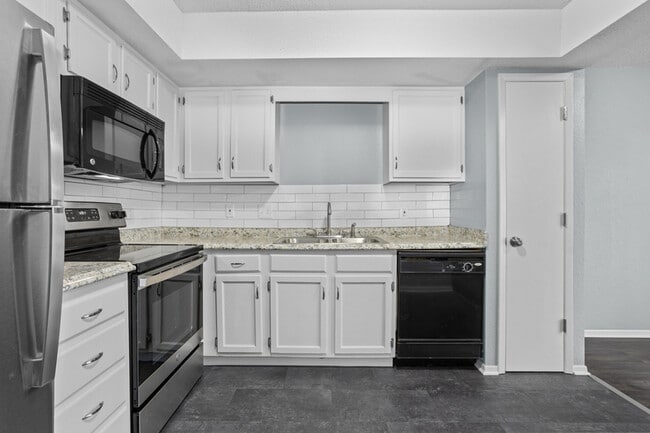 Building Photo - 642 NW Valleybrook Rd