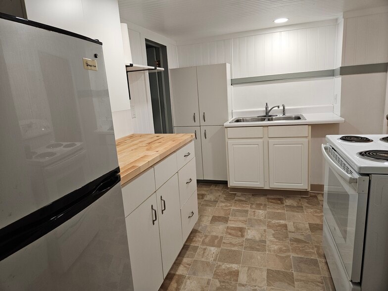 Kitchen, looking north - 338 E Pitkin St