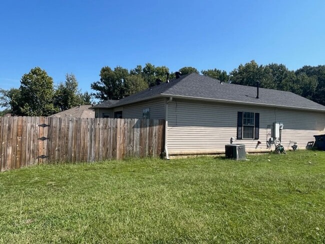 Building Photo - 102 Rosebud Cir