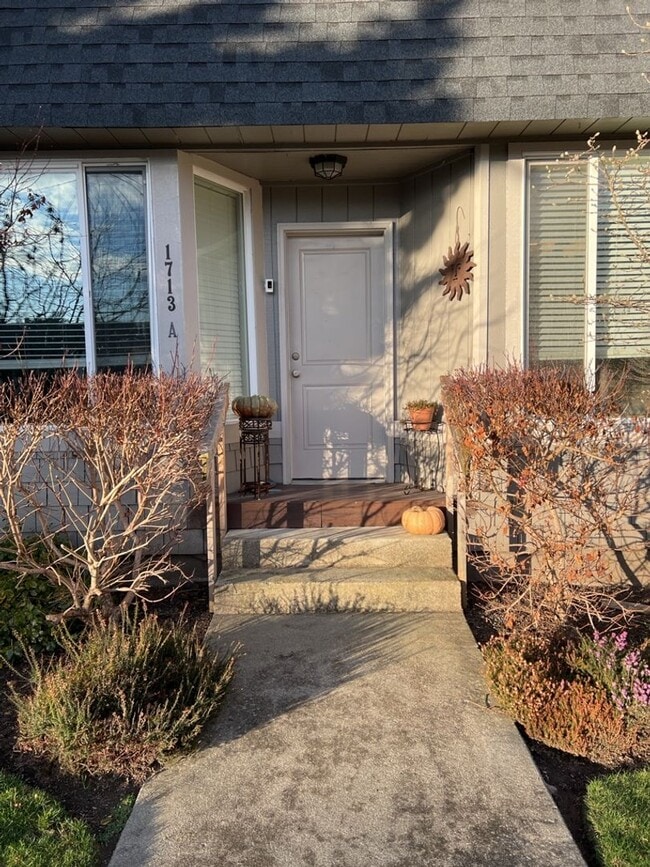 Building Photo - 1713 - Restore