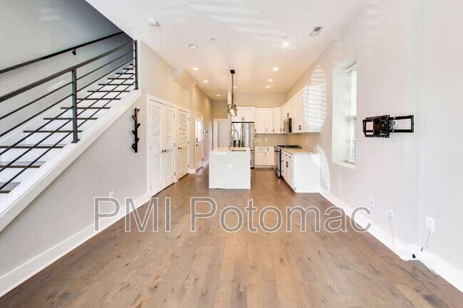 Building Photo - 1839 D St NE