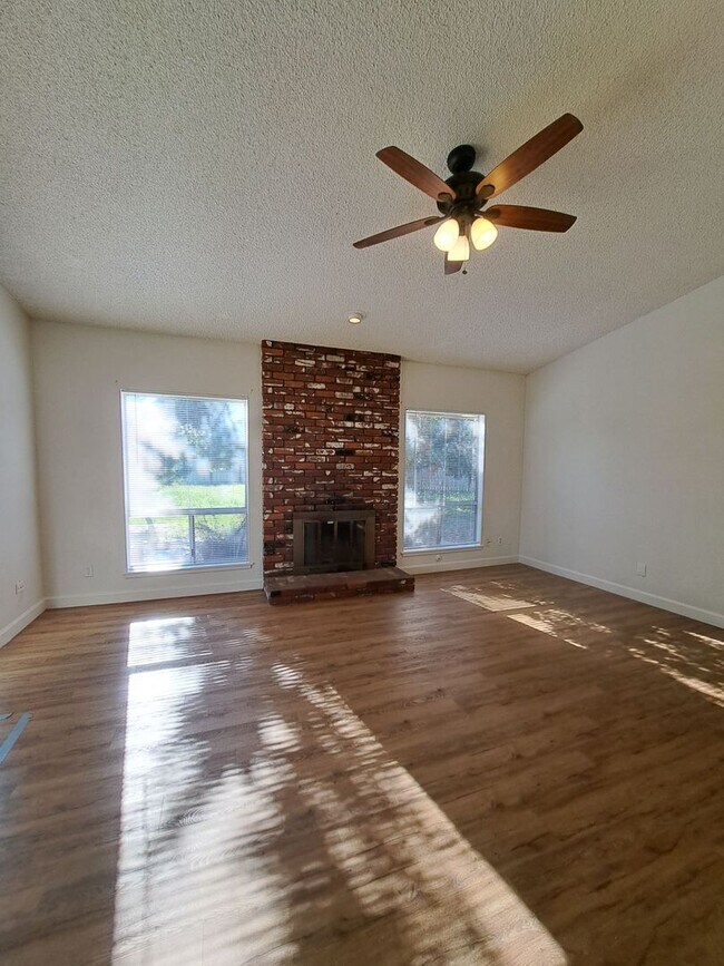 Building Photo - Move-In Special: Half Off First Month – Beautiful 3-Bed, 2-Bath Fresno Home!