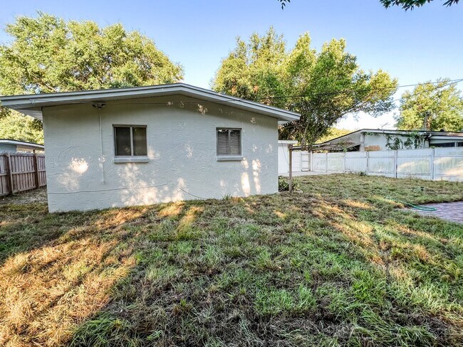 Building Photo - Wonderful 3/1 Home In Audubon Park! Must See!