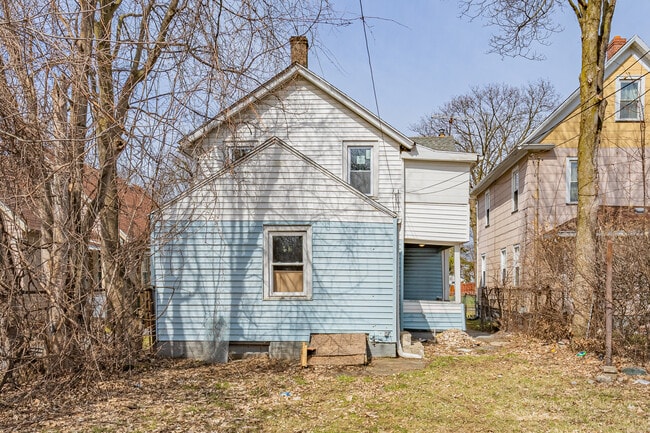 Building Photo - 383 Champlain St