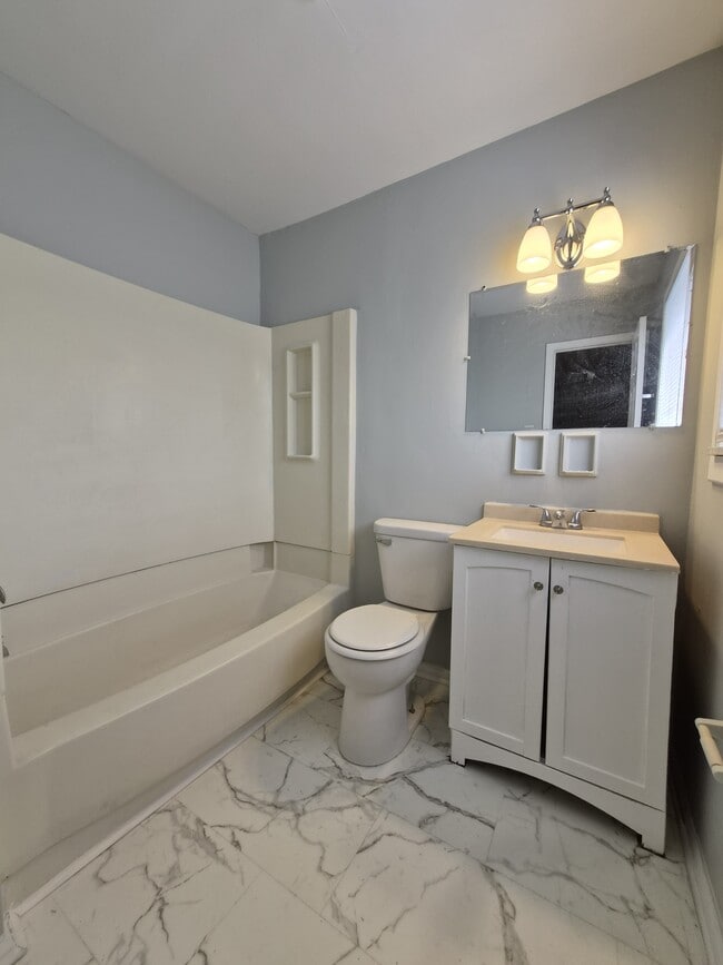 Building Photo - 3747 Ireland Dr