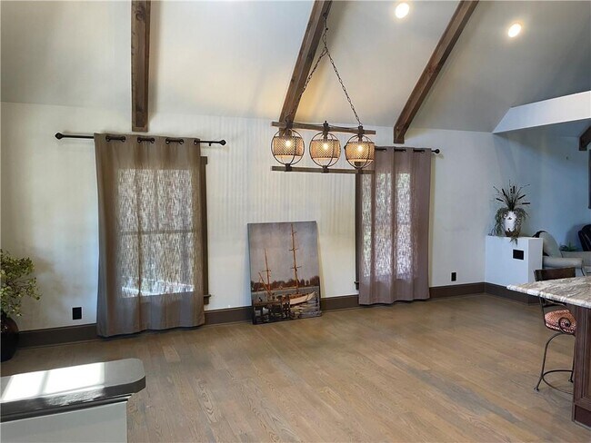 Building Photo - 2115 Kemp Dr