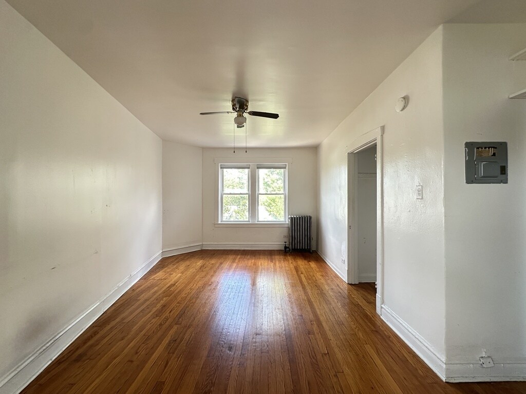 Building Photo - 2462 N Linden Pl