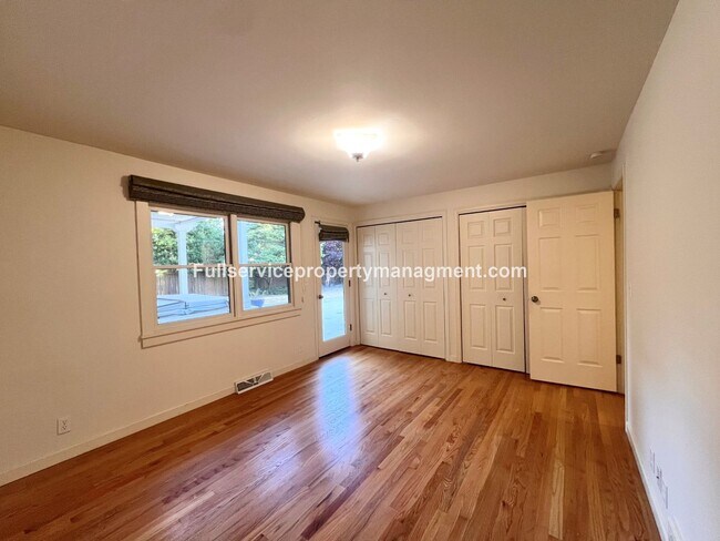 Building Photo - Beautiful Mercer Island Home with Private Hot Tub Pavillion & Spacious Floor Plan