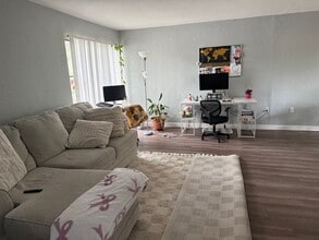 Building Photo - * MOVE IN SPECIAL * 1/2 OFF 2ND MONTH'S RENT!! Spacious 1,226 SF Unit - 2 bd / 2 ba near UF - Bra...