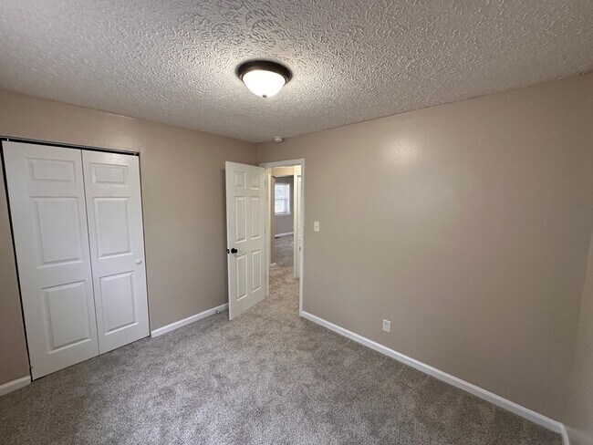 Building Photo - 4 bed 2 full bath home located in very desirable Irvington.