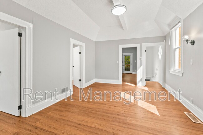 Building Photo - 3042 Cottage Grove Ave