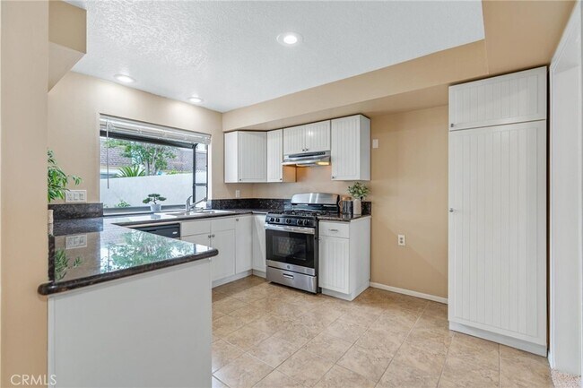 Building Photo - 13 Rockrose Way