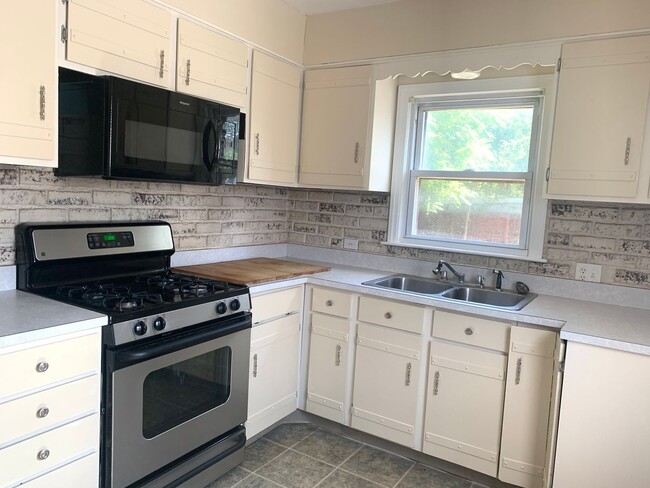 Building Photo - Three bedroom home with beautiful hardwood floors and central air!