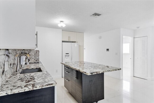 Building Photo - 11465 NW 88th Ct