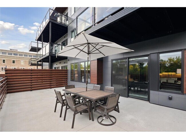 Building Photo - 253 Lake St E