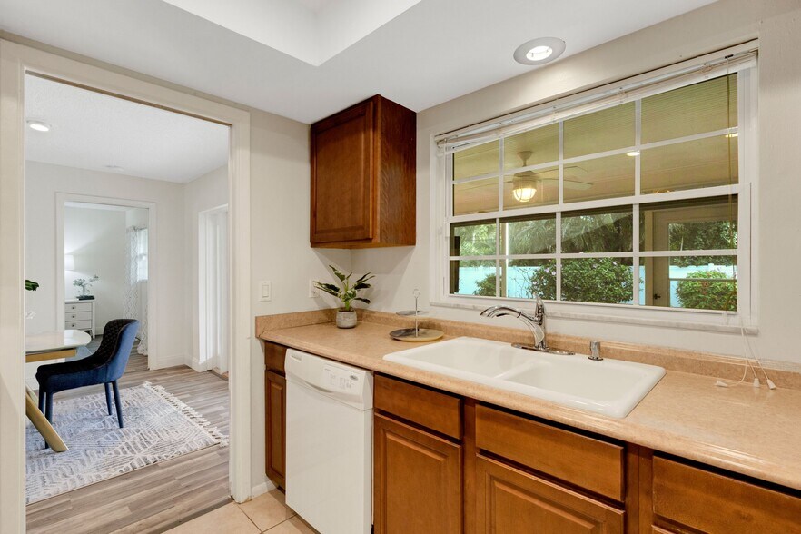 Building Photo - 1100 Pinellas Point Dr S
