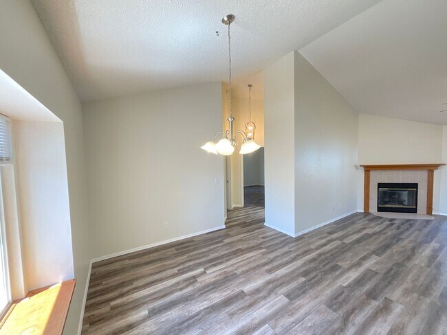 Building Photo - 4 Bedroom Home Available Near Research Pkwy & Scarborough Dr!