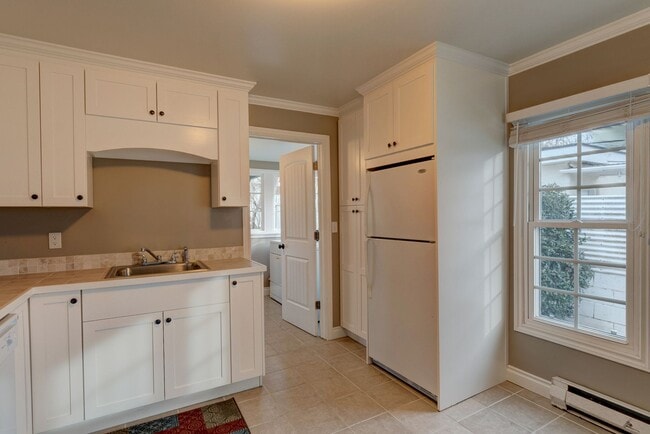 Building Photo - Pet Friendly 2 Bed, 1 Bath Home