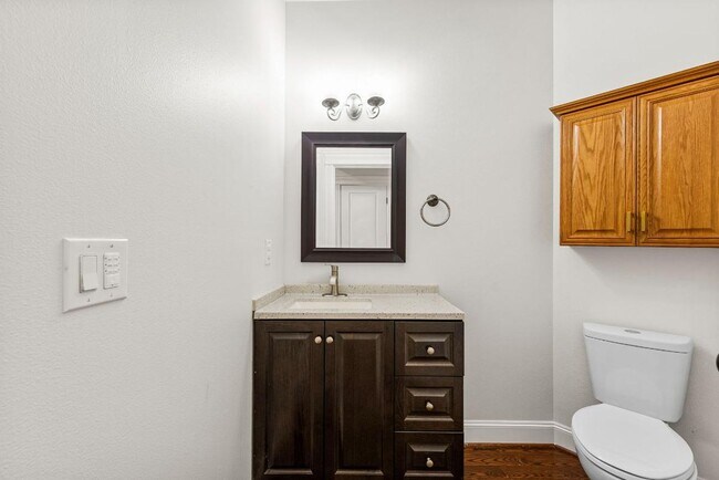 Building Photo - Elegant University Place Home with A/C, Tandem Garage, Office & Balcony Bedroom Near JBLM!