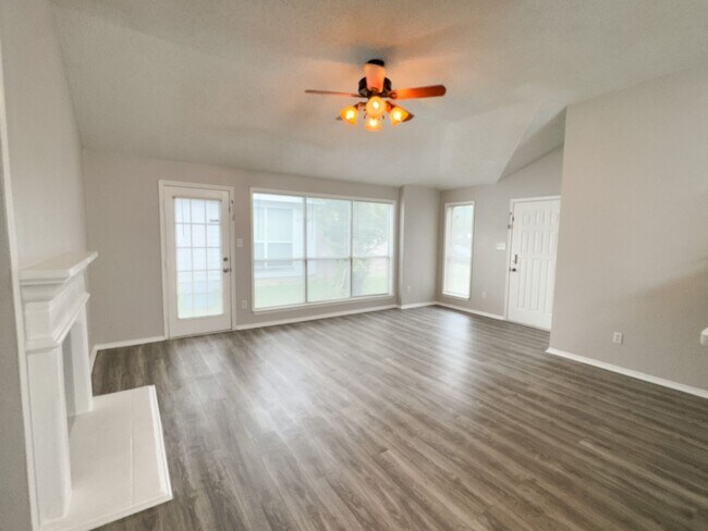 Building Photo - 3 Bed, 2 Bath Ft Worth Home in Burleson IS...