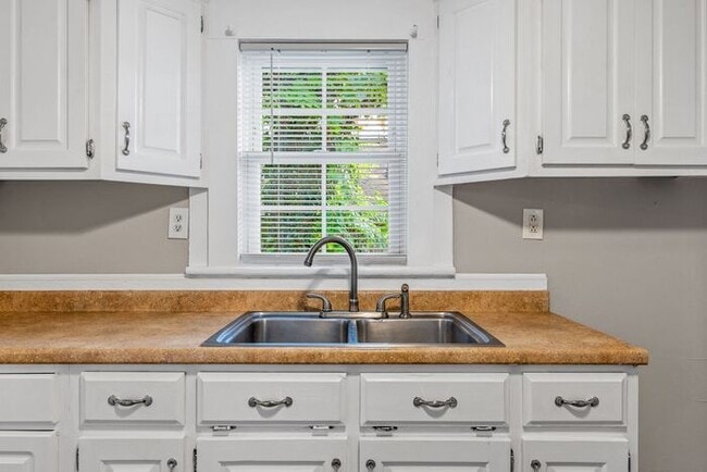Building Photo - UNCG area with 3 bedrooms and 1 bath, Cent...