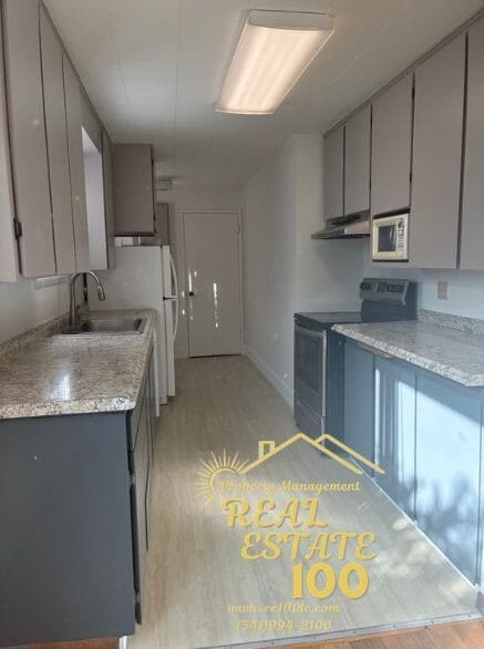 Building Photo - 928 SW Bay View Ln