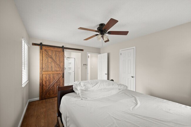 Building Photo - 3 Bedroom Lake Home In Gainesville!