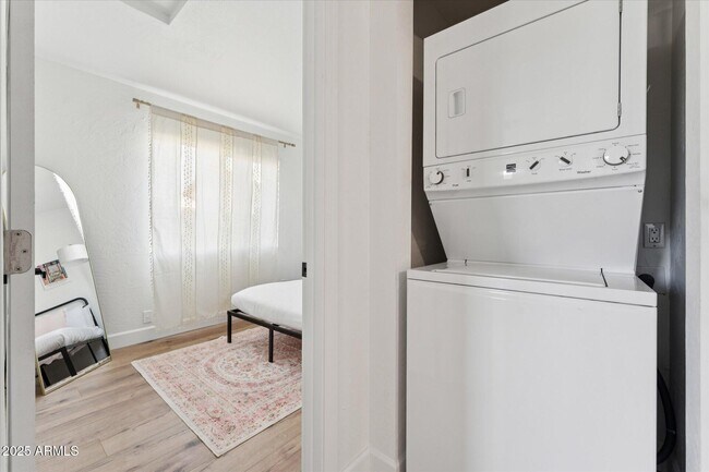 Building Photo - 2739 E Tamarisk Ave